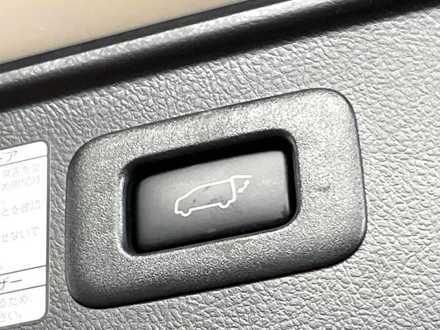 【パワーバックドア】スマートキーや運転席のボタンを押すだけでリアゲートが自動で開閉します!荷物を持っている時や、高い位置にあるバックドアを閉める際に便利な機能です♪