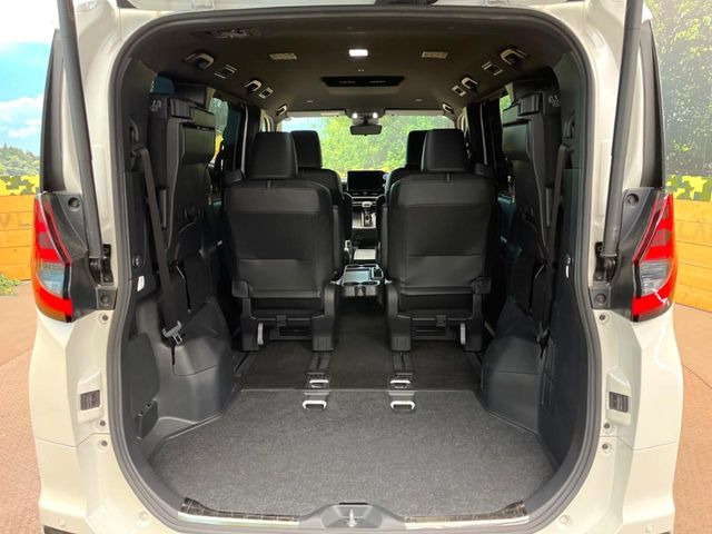 ���i�̂���������ʋ΁A���}���ɏ\���ȉ׎��X�y�[�X���m�ۂ��Ă���܂��B�Z�J���h�V�[�g��|���ƁA�傫�ȉו��̐ύڂ��\�ł���