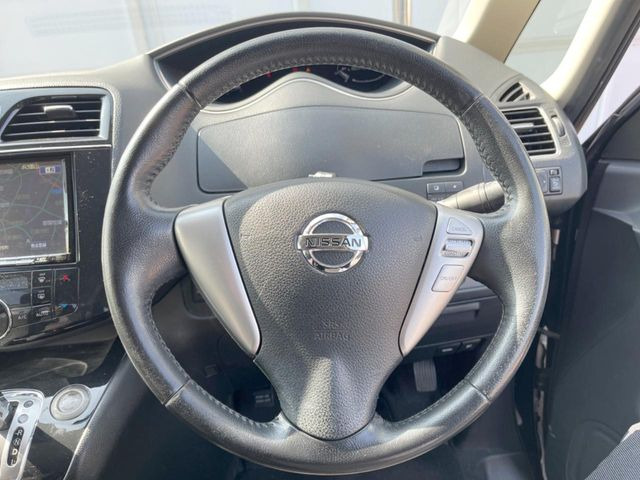 �C���e���A�ɍ��킹���f�U�C���̃X�e�A�����O�́A�^�]�������̂��Ƃ��l���A�^�]���₷���`��A�傫���ł��B�����x�A���ۂɐG���Ă��m���߂��������B