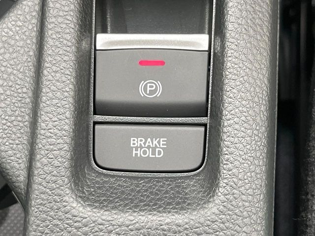 【電動パーキングブレーキ】パーキングブレーキは便利な電動式!ボタン一つで操作でき、アクセルを踏めば自動で解除されます