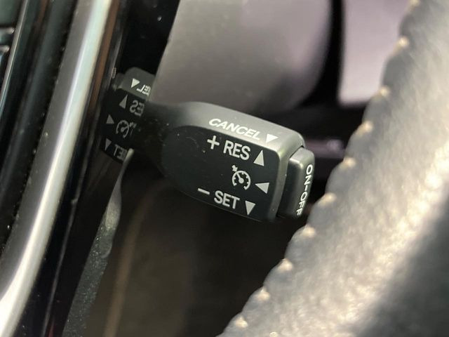 【クルーズコントロール】高速道路もラクラク走行。アクセルを離しても一定速度で走行ができ、長距離運転時の負担を軽減!加速・減速も簡単なスイッチ操作で調整できます。