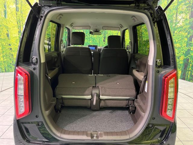 二列目シートは前後スライドが可能です。後ろに下げれば足元が広くゆったり座れ、前に詰めれば大きなラゲッジスペースが確保できます。シーンに応じて使い分けできるからとっても便利です♪