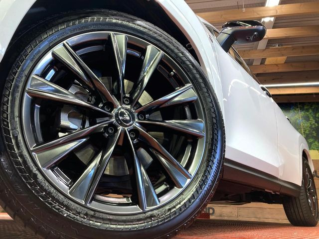 【純正20インチアルミホイール】外観にマッチした純正アルミホイールを装着しております。各種社外アルミホイールや、スタッドレスタイヤも取扱いしております。是非ご相談ください♪