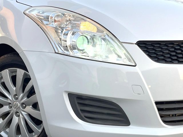 【HIDヘッドライト】非常に明るく前方を照らしてくれるので、悪天候や夜間の走行時も視界良好で安心してお乗りいただけます。