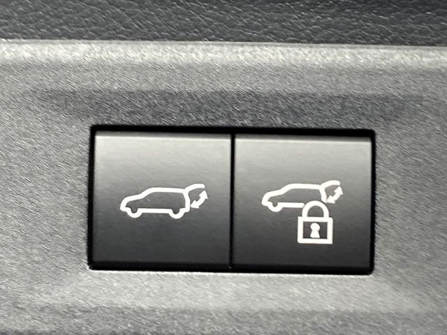 【パワーバックドア】スマートキーや運転席のボタンを押すだけでリアゲートが自動で開閉します!荷物を持っている時や、高い位置にあるバックドアを閉める際に便利な機能です♪