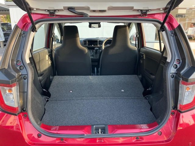 ���i�̂���������ʋ΁A���}���ɏ\���ȉ׎��X�y�[�X���m�ۂ��Ă���܂��B�Z�J���h�V�[�g��|���ƁA�傫�ȉו��̐ύڂ��\�ł���