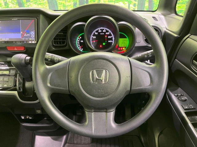 �C���e���A�ɍ��킹���f�U�C���̃X�e�A�����O�́A�^�]�������̂��Ƃ��l���A�^�]���₷���`��A�傫���ł��B�����x�A���ۂɐG���Ă��m���߂��������B