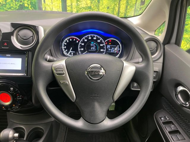 �C���e���A�ɍ��킹���f�U�C���̃X�e�A�����O�́A�^�]�������̂��Ƃ��l���A�^�]���₷���`��A�傫���ł��B�����x�A���ۂɐG���Ă��m���߂��������B