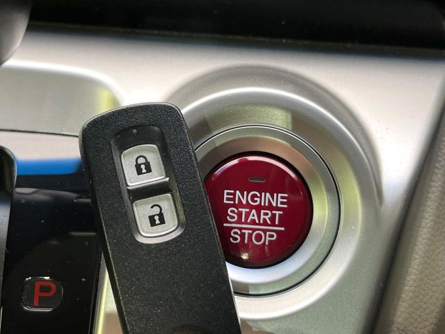 �yHonda�X�}�[�g�L�[�z�J�o����|�P�b�g�ɓ��ꂽ�܂܂ł��h�A�̎{���E�������\�ȃX�}�[�g�L�[�𑕔��B�G���W���̃I���E�I�t�����J�M�����o���K�v����������Ƃ��Ă��֗��ł���