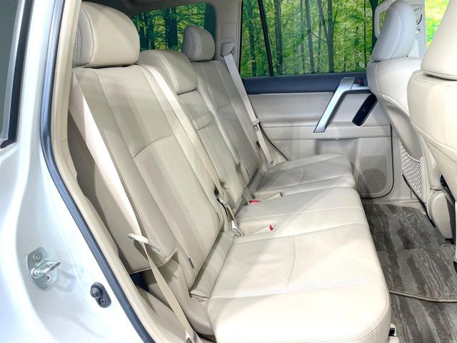 後部座席も気になるようなキズ・汚れやへたり等、大きなダメージはなく、良好な状態です。