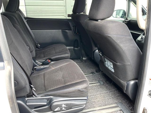 広々とした2列目シートは居住性が高く、居心地も快適!友達や家族とのお出かけにぴったりです。ベビーシートやチャイルドシート使用時も快適にお過ごしいただける十分な空間を確保しています。