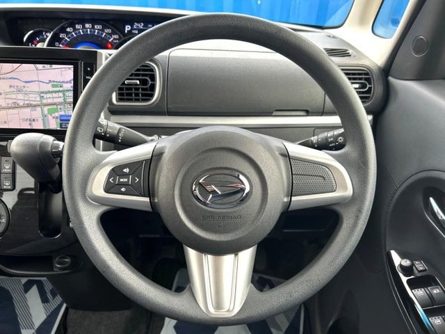 �C���e���A�ɍ��킹���f�U�C���̃X�e�A�����O�́A�^�]�������̂��Ƃ��l���A�^�]���₷���`��A�傫���ł��B�����x�A���ۂɐG���Ă��m���߂��������B