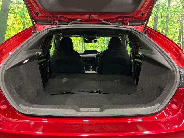 ���i�̂���������ʋ΁A���}���ɏ\���ȉ׎��X�y�[�X���m�ۂ��Ă���܂��B�Z�J���h�V�[�g��|���ƁA�傫�ȉו��̐ύڂ��\�ł���