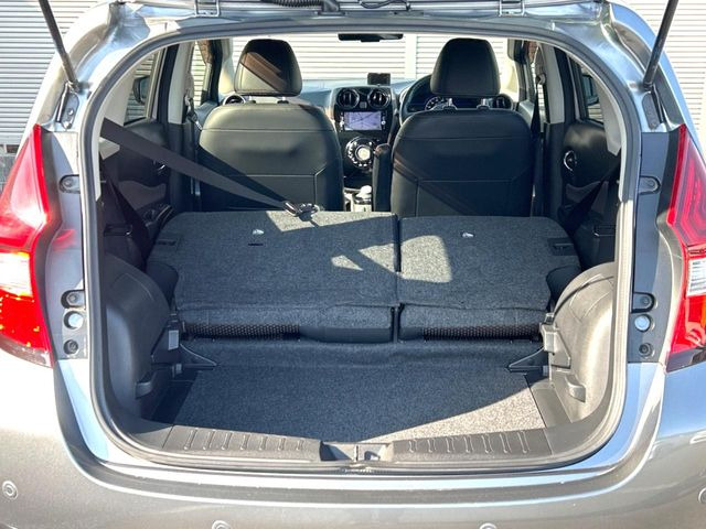 ���i�̂���������ʋ΁A���}���ɏ\���ȉ׎��X�y�[�X���m�ۂ��Ă���܂��B�Z�J���h�V�[�g��|���ƁA�傫�ȉו��̐ύڂ��\�ł���