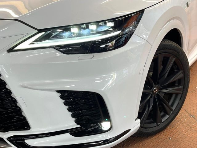 【三眼LEDヘッドライト】スタイリッシュな見た目の三眼LEDヘッドライトを装備♪スタイルだけでなく、夜間の走行も視界良好で安心してお乗りいただけます。