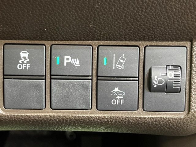 【ホンダセンシング】走行中に前方の車両等を認識し、衝突しそうな時は警報とブレーキで衝突回避と被害軽減をアシスト。より安全にドライブをお楽しみいただけます。