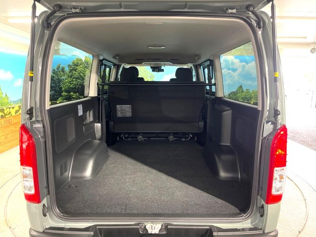 ���i�̂���������ʋ΁A���}���ɏ\���ȉ׎��X�y�[�X���m�ۂ��Ă���܂��B�Z�J���h�V�[�g��|���ƁA�傫�ȉו��̐ύڂ��\�ł���