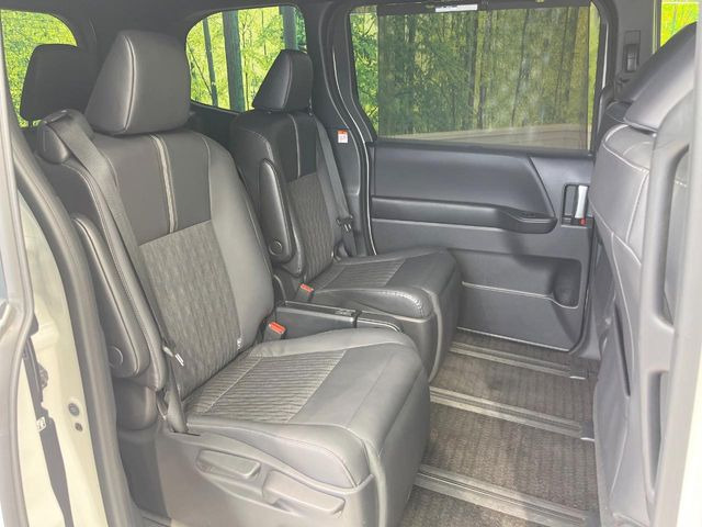 後部座席も気になるようなキズ・汚れやへたり等、大きなダメージはなく、良好な状態です。