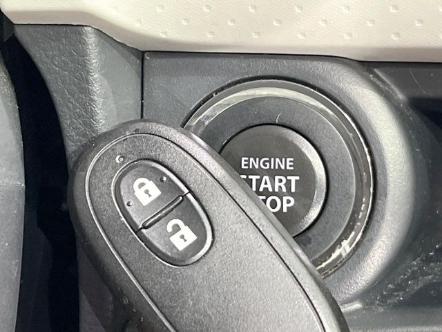 【キーレススタートシステム】カバンやポケットに入れたままでもドアの施錠・解錠が可能なスマートキーを装備。エンジンのオン・オフ時もカギを取り出す必要が無いからとっても便利です♪
