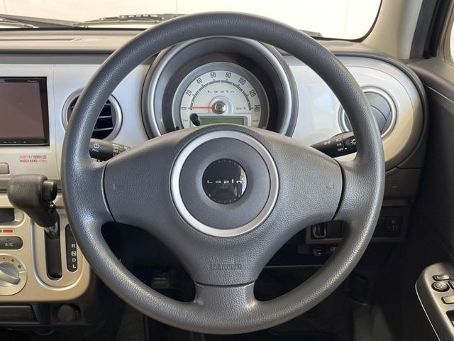 �C���e���A�ɍ��킹���f�U�C���̃X�e�A�����O�́A�^�]�������̂��Ƃ��l���A�^�]���₷���`��A�傫���ł��B�����x�A���ۂɐG���Ă��m���߂��������B