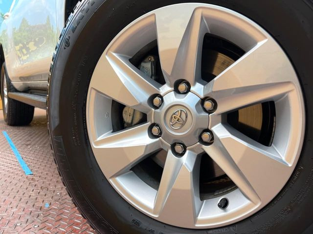 �y����17�C���`�A���~�z�C�[���z�O�ςɃ}�b�`���������A���~�z�C�[���𑕒����Ă���܂��B�e��ЊO�A���~�z�C�[����A�X�^�b�h���X�^�C�����戵�����Ă���܂��B���񂲑��k����������