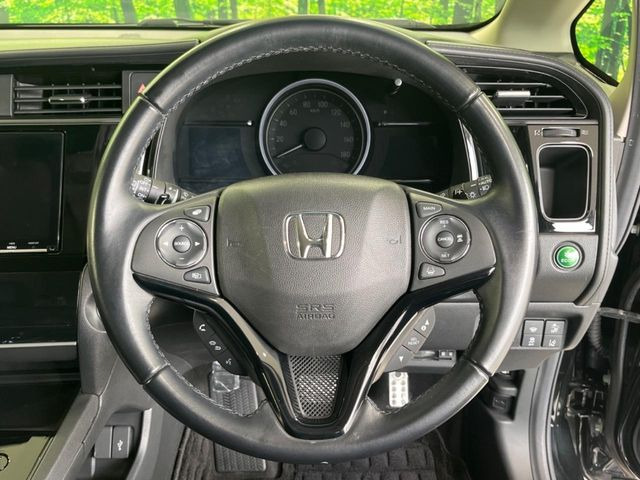 【パドルシフト】ハンドルから手を離さずに素早くシフトアップ&ダウンができるので、エンジンブレーキを使う下り坂や高速道路の合流で加速したい場面で役立ちます。