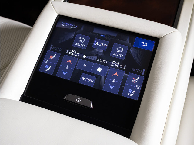 上級グレードならではの豪華後席コンソール!