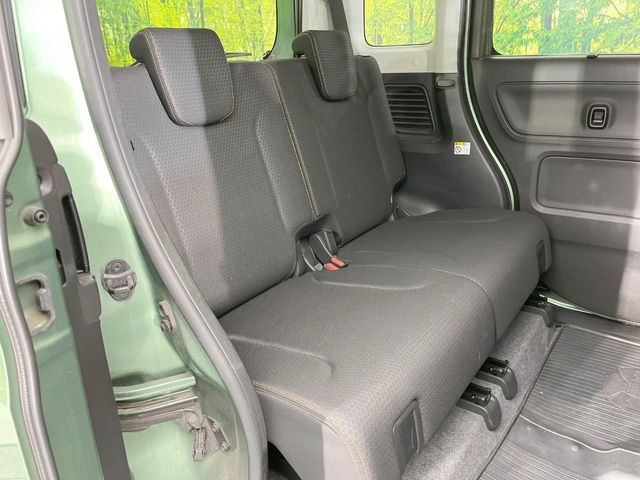 後部座席も気になるようなキズ・汚れやへたり等、大きなダメージはなく、良好な状態です。