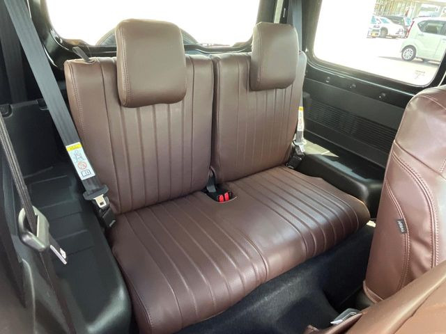 後部座席も気になるようなキズ・汚れやへたり等、大きなダメージはなく、良好な状態です。