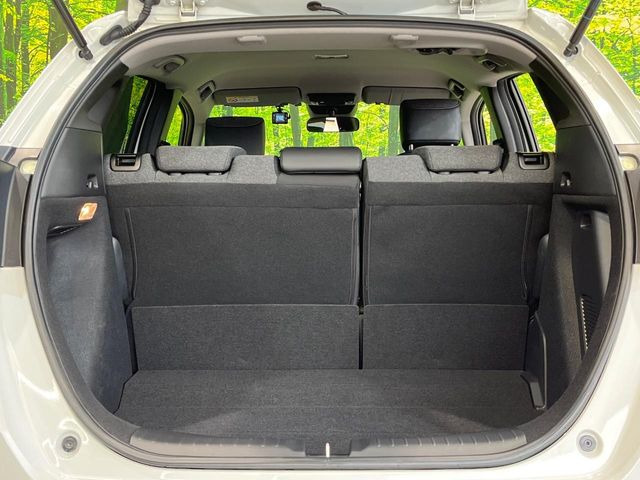 ���i�̂���������ʋ΁A���}���ɏ\���ȉ׎��X�y�[�X���m�ۂ��Ă���܂��B�Z�J���h�V�[�g��|���ƁA�傫�ȉו��̐ύڂ��\�ł���