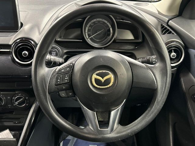 �C���e���A�ɍ��킹���f�U�C���̃X�e�A�����O�́A�^�]�������̂��Ƃ��l���A�^�]���₷���`��A�傫���ł��B�����x�A���ۂɐG���Ă��m���߂��������B