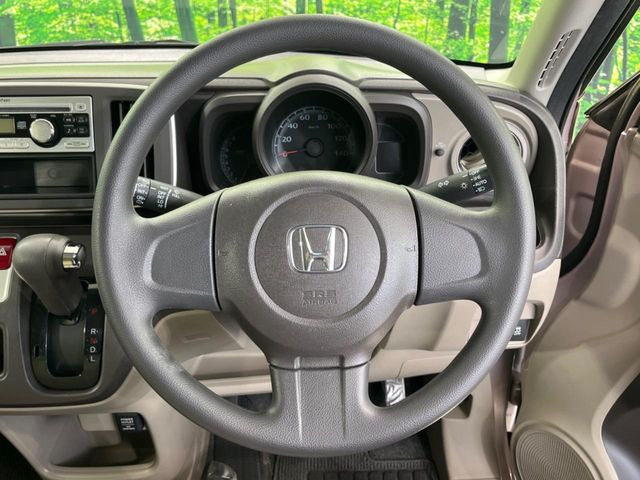 インテリアに合わせたデザインのステアリングは、運転される方のことも考え、運転しやすい形状、大きさです。是非一度、実際に触ってお確かめください。