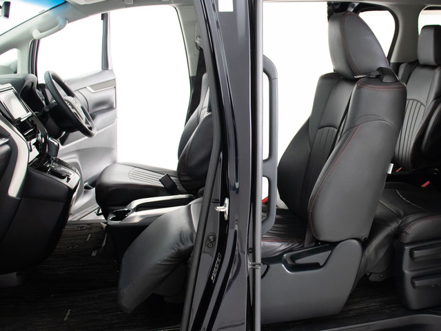 助手席は「スーパーロングスライドシート」を採用!最大1,160mmのスーパーロングスライドが可能!オットマンと合わせてくつろぎ空間を作り出します!