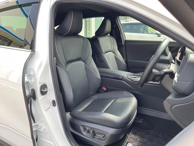 【黒革シート】上質な本革を使用し、高級感あふれる黒革シート。常に体に触れる部分だから、座り心地の良さにはこだわりたいですね♪汚れの付着や劣化を抑制する内装コーティング施工もおススメですよ♪