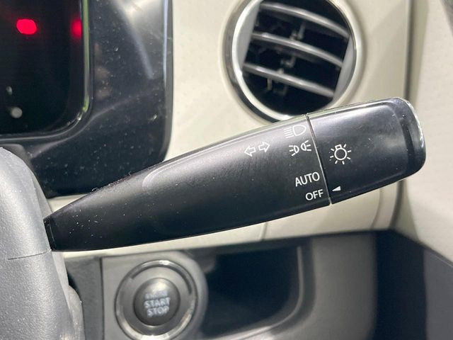 【オートライト】周りの明るさに応じて自動でヘッドライトの点灯・消灯ができる機能です!ライトの付け忘れ・消し忘れなどが無くなり、雨の日や夕方の走行も安心!トンネル通過時も便利ですね♪