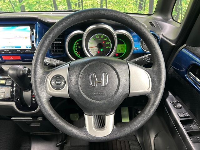 �C���e���A�ɍ��킹���f�U�C���̃X�e�A�����O�́A�^�]�������̂��Ƃ��l���A�^�]���₷���`��A�傫���ł��B�����x�A���ۂɐG���Ă��m���߂��������B