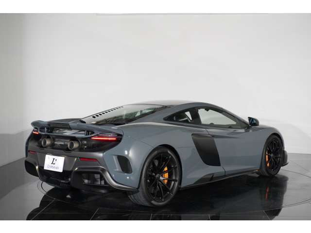 どの角度から見ても美しいボディライン。走行中も停車中も放つ存在感はマクラーレンでしか味わえません。