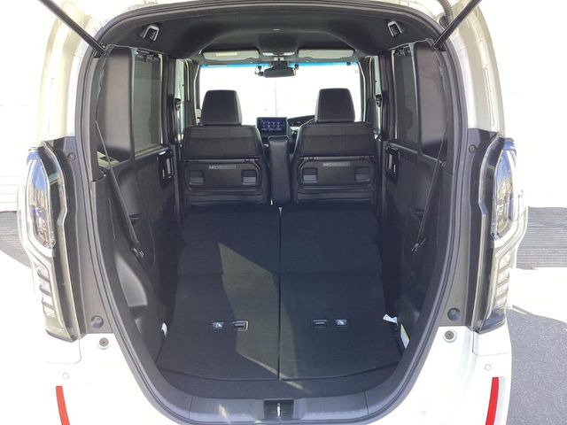 ���i�̂���������ʋ΁A���}���ɏ\���ȉ׎��X�y�[�X���m�ۂ��Ă���܂��B�Z�J���h�V�[�g��|���ƁA�傫�ȉו��̐ύڂ��\�ł���