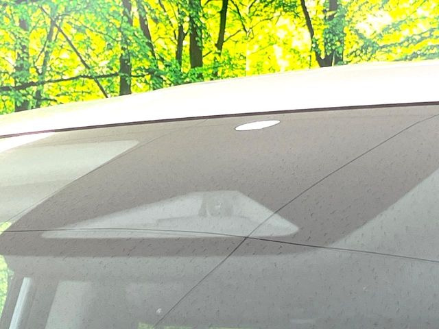 【ホンダセンシング】走行中に前方の車両等を認識し、衝突しそうな時は警報とブレーキで衝突回避と被害軽減をアシスト。より安全にドライブをお楽しみいただけます。