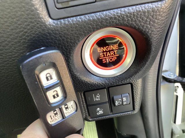 �yHonda�X�}�[�g�L�[�z�J�o����|�P�b�g�ɓ��ꂽ�܂܂ł��h�A�̎{���E�������\�ȃX�}�[�g�L�[�𑕔��B�G���W���̃I���E�I�t�����J�M�����o���K�v����������Ƃ��Ă��֗��ł���