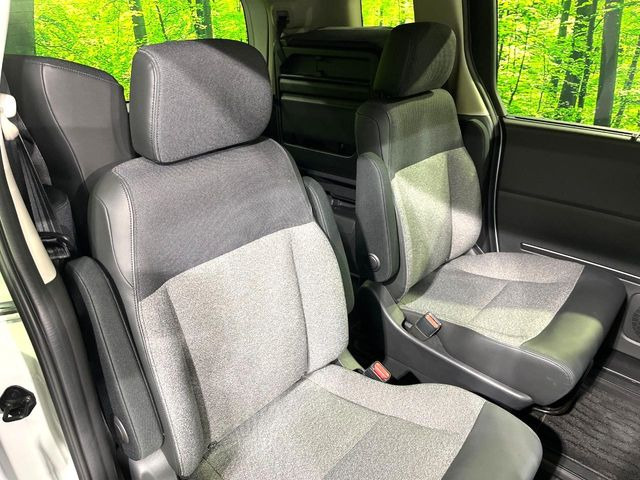 後部座席も気になるようなキズ・汚れやへたり等、大きなダメージはなく、良好な状態です。
