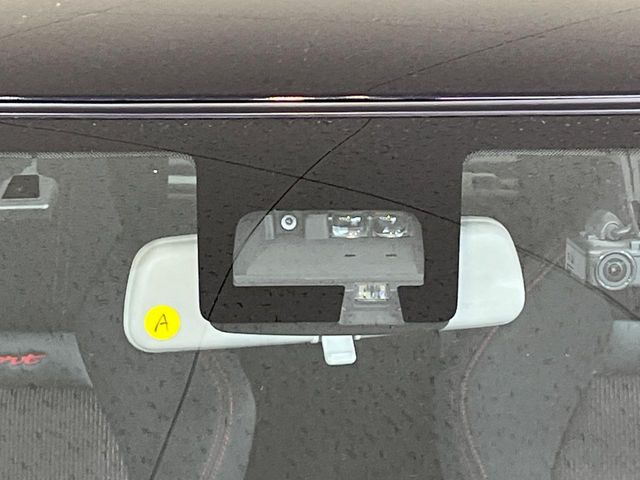 【スズキ セーフティサポート】走行中に前方の車両等を認識し、衝突しそうな時は警報とブレーキで衝突回避と被害軽減をアシスト。より安全にドライブをお楽しみいただけます。