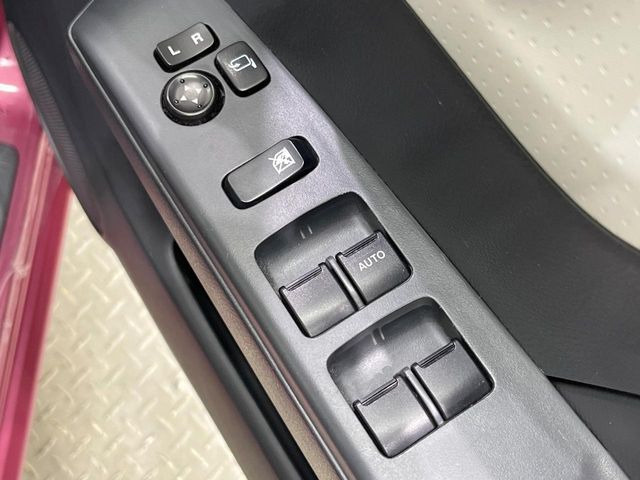 【電動格納ミラー】サイドミラーは電動格納式となっており、狭い駐車場でもキズがつくリスクを抑えられます。