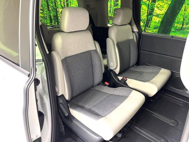 後部座席も気になるようなキズ・汚れやへたり等、大きなダメージはなく、良好な状態です。