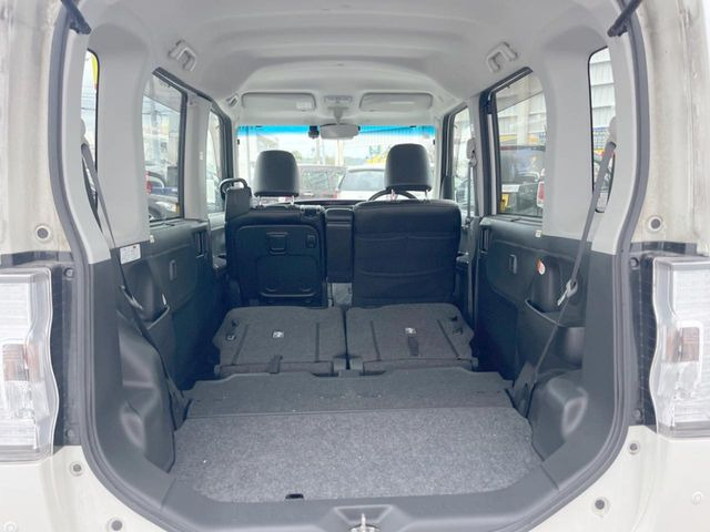 普段のお買い物や通勤、送迎等に十分な荷室スペースを確保しております。セカンドシートを倒すと、大きな荷物の積載も可能です♪