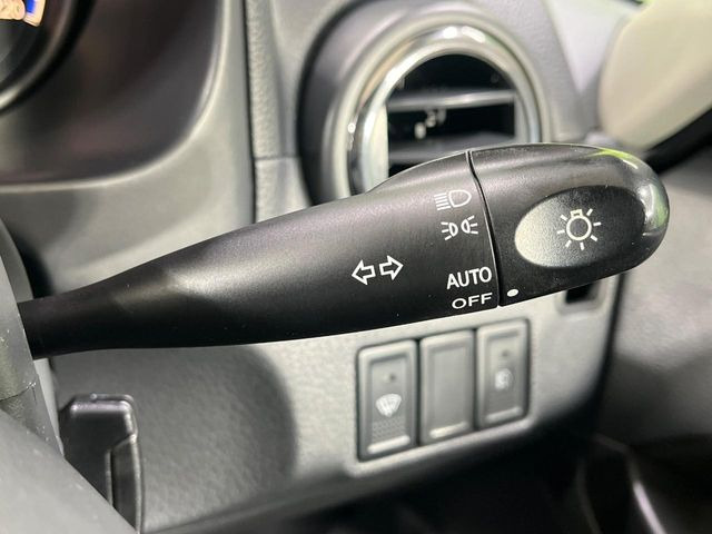 【オートライト】周りの明るさに応じて自動でヘッドライトの点灯・消灯ができる機能です!ライトの付け忘れ・消し忘れなどが無くなり、雨の日や夕方の走行も安心!トンネル通過時も便利ですね♪