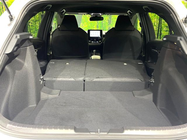 ���i�̂���������ʋ΁A���}���ɏ\���ȉ׎��X�y�[�X���m�ۂ��Ă���܂��B�Z�J���h�V�[�g��|���ƁA�傫�ȉו��̐ύڂ��\�ł���