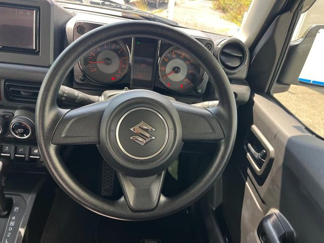 インテリアに合わせたデザインのステアリングは、運転される方のことも考え、運転しやすい形状、大きさです。是非一度、実際に触ってお確かめください。