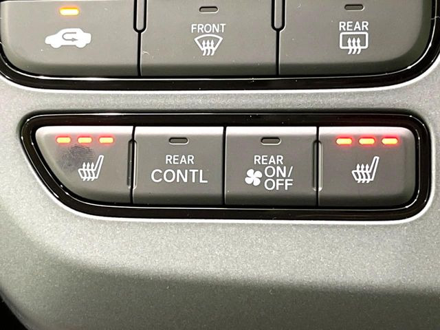 【シートヒーター】寒い日に重宝するシートヒーター!エアコンより早く温まってくれるので寒がりの人も安心ですね♪エアコンの温風は乾燥するから苦手、という方にもをおすすめです。