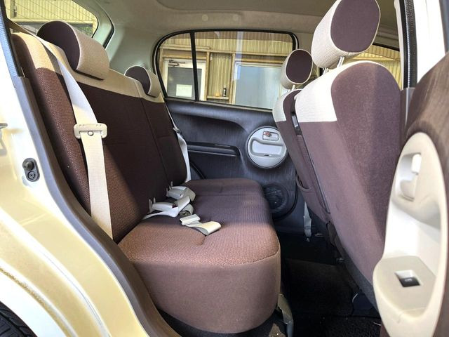 後部座席も気になるようなキズ・汚れやへたり等、大きなダメージはなく、良好な状態です。